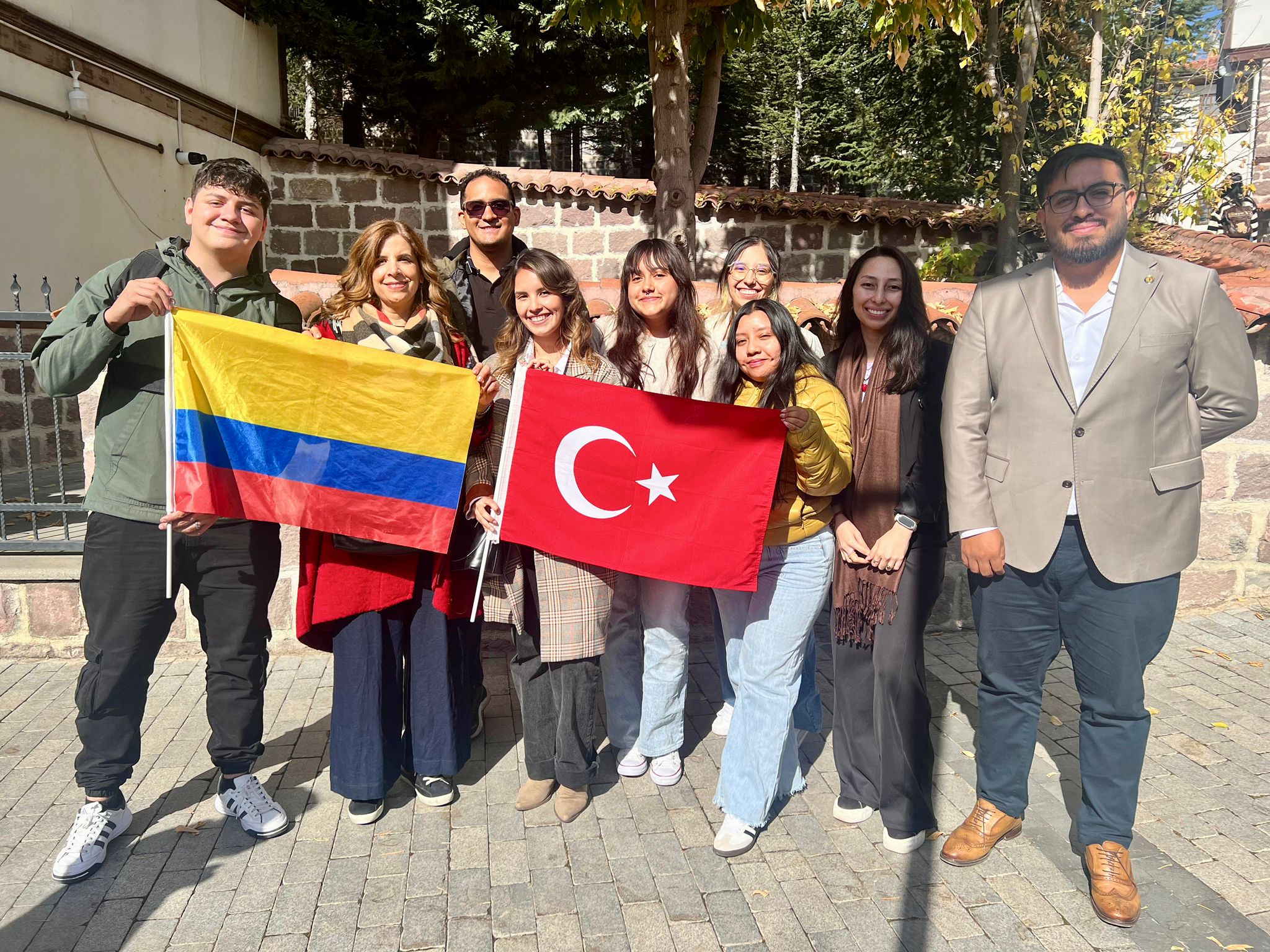 Consulado en Ankara recibió a estudiantes colombianos becados en Türkiye