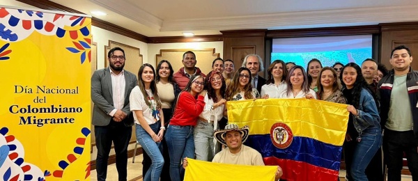 Colombianos celebran su día entre los ecos de una ciudad que conecta dos mundos